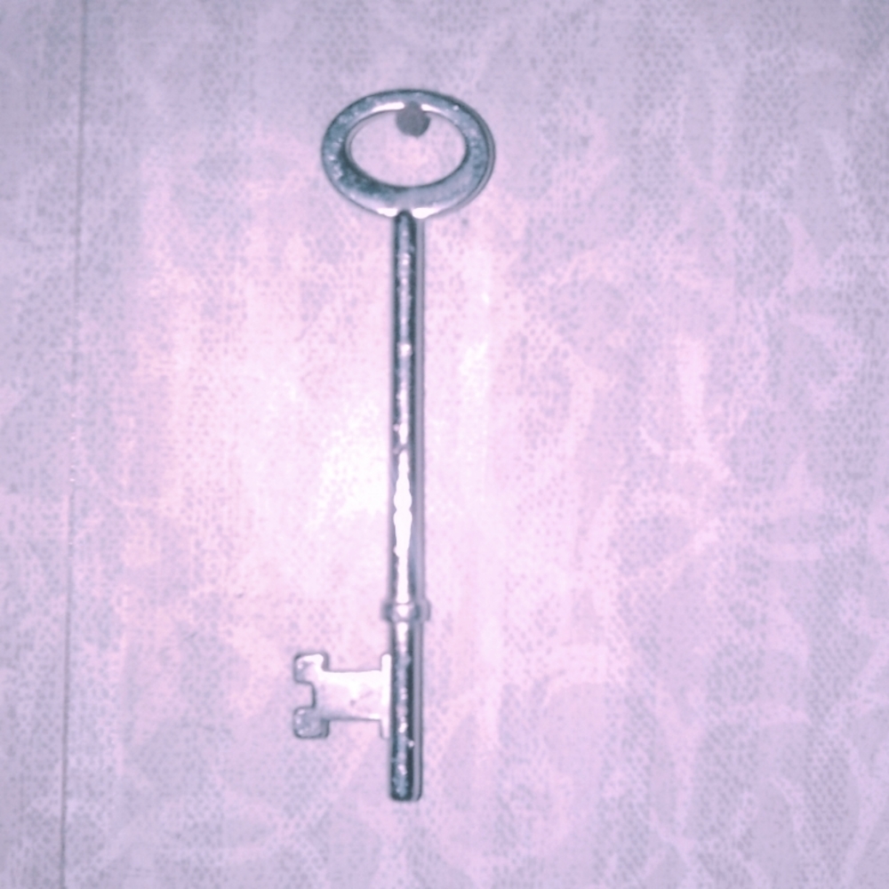 Sterling silver skeleton key pendant